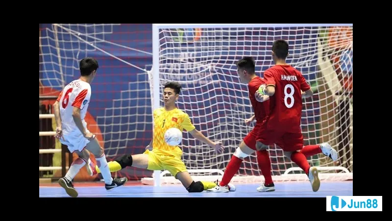 Thủ môn sân 5 tập trung bắt bóng